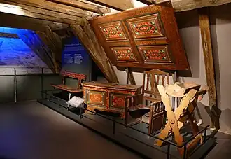 Salle Culture du Pays de Hanau, Mobilier polychrome