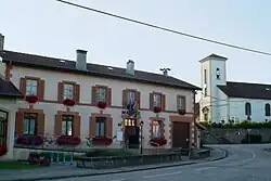 La place de la mairie, l'église et le cimetière.