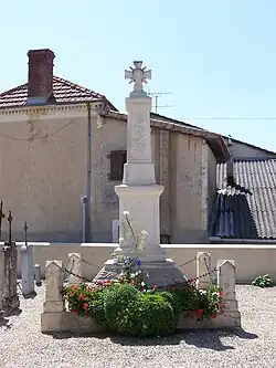 Le monument aux morts dans le cimetière près de l'église (sept.&nbsp;2009).
