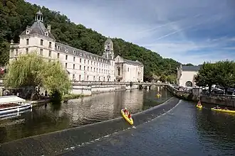 L'abbaye Saint-Pierre et la Dronne.