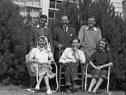 Photo noir et blanc d'un groupe de 6 écrivains