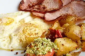 Avec des pommes de terre.