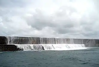 La digue durant une tempête au port de Braye.
