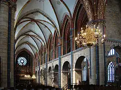 Vue au ouest de la croisée par la nef central a l'orgue principale