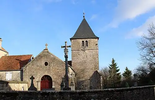 L'église et le cimetière entouré d'un muret de pierre.