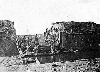 Photo de la porte de pierre détruite