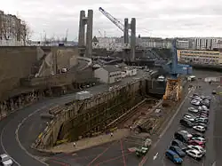 Vue sur le bassin 1, à sec et sans navire. Au fond, le pont de Recouvrance.