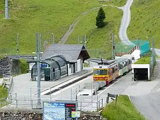 Vue en plongée de la gare du Col-de-Bretaye en 2017.