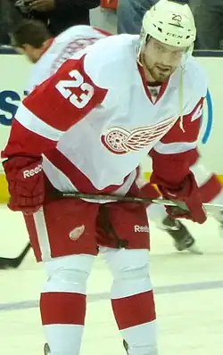 Photographie de Brian Lashoff avec le chandail blanc des Red Wings de Détroit.