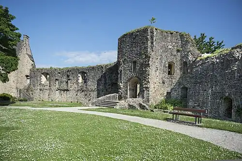 Les remparts ouest vu de l'intérieur avec la tour de l'Horloge.