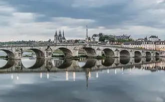 Le pont Jacques-Gabriel vu depuis le quai Amédée-Contant, à Blois-Vienne, avec derrière l'église Saint-Nicolas et le château.