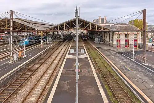 Les quais, le bâtiment voyageurs et la grande halle voyageurs vus depuis la passerelle
