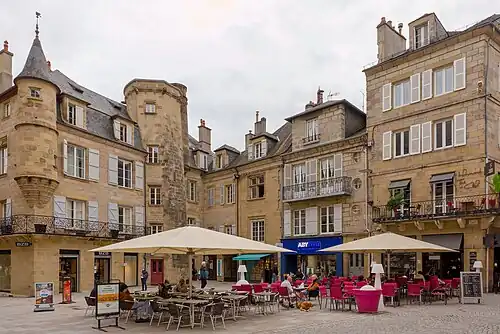 La place Latreille, près de la collégiale.