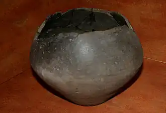 Photo d'une urne dont le haut est brisé