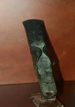 Photo de la lame d'une hache, sans son manche