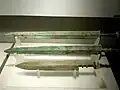 Épées de bronze incrustées de turquoise. Tombe de Hougudui, Xinyang Museum (Henan).
