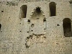 Les vestiges de la cheminée du logis.