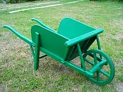 Brouette pour enfant en bois peint.