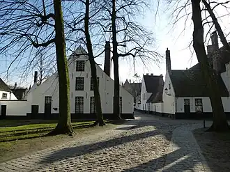 À gauche, maison no&nbsp;11, façade sur l’enclos central (la maisonnette de droite est la no&nbsp;44).