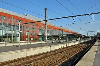 Quais et bâtiment moderne.