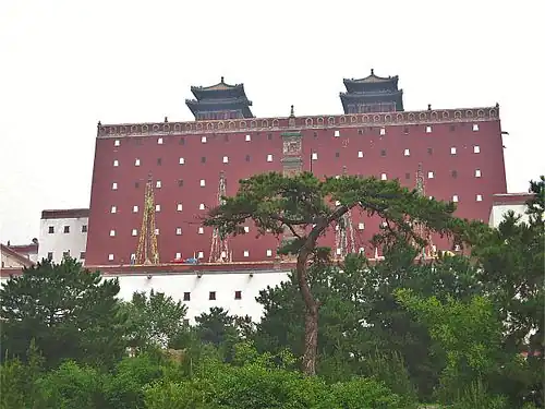 Le temple de Putuo Zongcheng de Chengde, construit au XVIIIe siècle sous Qianlong.