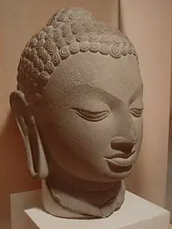 idem : Tête de Buddha. Grès. Époque Gupta, fin du Ve&nbsp;siècle - VIe&nbsp;siècle. National Musem, New Delhi