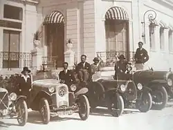 Jeunes gens de la bonne société en 1925 devant des tacots de course.