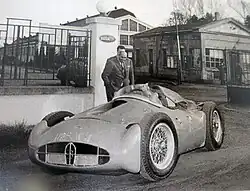Bugatti Type 251 devant l'usine Bugatti de Molsheim