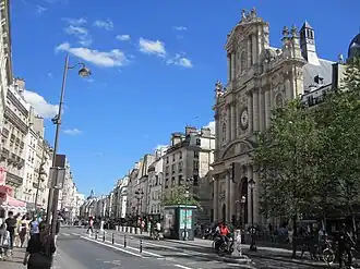 L'église rue Saint-Antoine, vue du début de la rue de Rivoli.