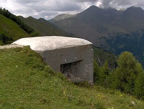 Un des petits blockhaus, construit en bordure du plateau.