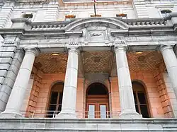 Au-dessus de la porte principale, se trouve...