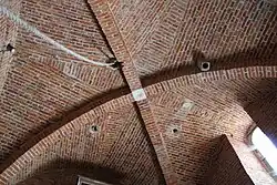 Croisée d'ogives en brique dans le transept.