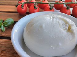 Une boule de burrata.