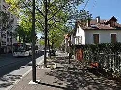 Photographie en couleurs d’un bus du Stac sur la voie de bus dans le boulevard Gambetta, ici en avril 2014.