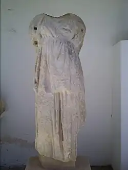 Statue (fragmentaire) d'Artémis IIIe&nbsp;– IIe&nbsp;siècles av. J.-C. (A780) découverte près du village de Kóstos. Marbre de Paros