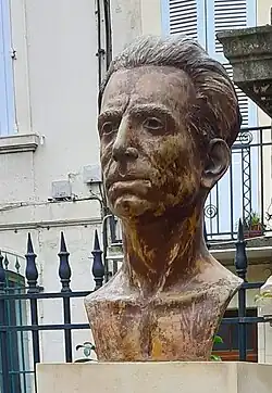 Photographie d'un buste en bronze représentant Missak Manouchian.