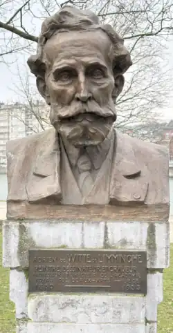 Photographie d'un buste placé sur un piédestal.