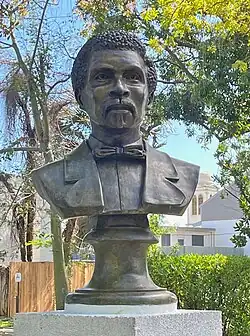 Buste en bronze d'Edmond Albius au jardin de l'Etat, par Anne Hoarau.