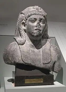 Buste de Ptolémée VIII (?) Le Bienfaiteur, Le Ventru (r. 170-116). Granodiorite d'Égypte, H. 90&nbsp;cm. Kunsthistorisches Museum, Vienne