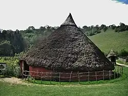 The Moel y Gerddi roundhouse (maison ronde&nbsp;(en))