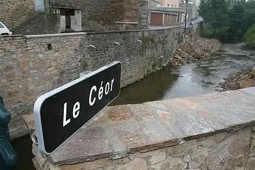 Effondrement du parapet en bordure du Céor.