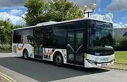 Un Iveco Bus Crossway LE au couleur de C'Bus.
