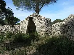 Tine isolée, au linteau tombé.