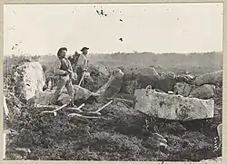 Carriers démolissant le dolmen de Rogarte