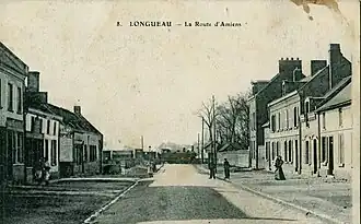 La route d'Amiens, avant le remplacement du passage à niveau par un pont.
