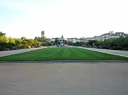 Vue vers le nord avec le clocher de la cathédrale Saint-Apollinaire.