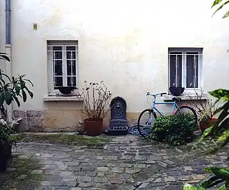 Un exemple de cour intérieure (n°2 : cour avec fontaine).