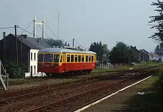 Autorail en gare.Au second plan, le pont suspendu sur la Meuse.