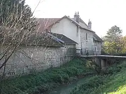 L'entrée et les restes des remparts.