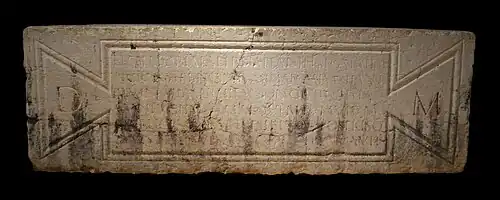 Sarcophage de Kaninia Galatia, grecque de naissance, dédié sous l'ascia CIL XIII, 2120.